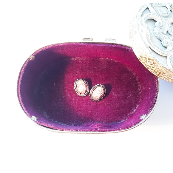Pretty vintage cameo rose earrings 🌹Tres jolie. - Picture 2 of 4